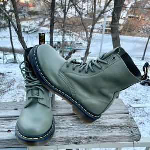 NWOT Dr. Martens Pascal Virginia leather Boots Size 7 - muted olive
